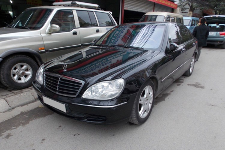 Xe sang Mercedes va BMW gia chi 300 trieu tai Viet Nam